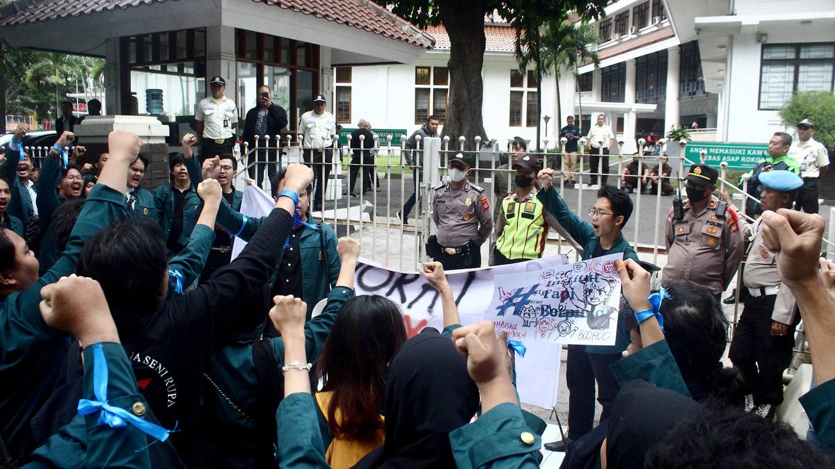 Mahasiswa Mahasiswi Bersuara Soal Isu UKT Mahal: Padahal Buat Melamar Kerja Minimal S1