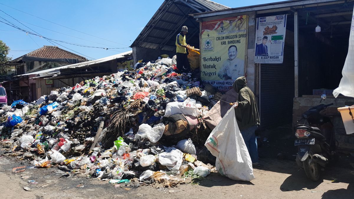 Tumpukan Sampah Di Pasar Ciparay Kabupaten Bandung Dikeluhkan Warga ...