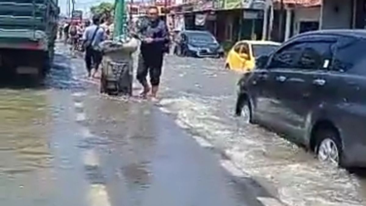 Tanggul Sungai Jebol Akibatkan Banjir Demak Dan Lumpuhkan Jalur Pantura ...