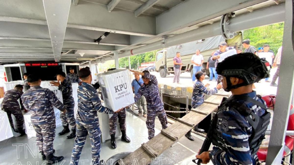 TNI AL Distribusikan Logistik Pemilu 2024 Kerahkan Kapal Perang Ke   1879121247 