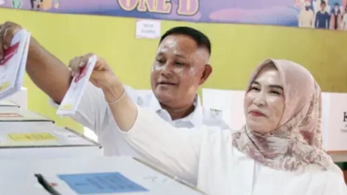 Bupati Nanang Ermanto Dan Istri Teladani Kepedulian Nyoblos Di Tps