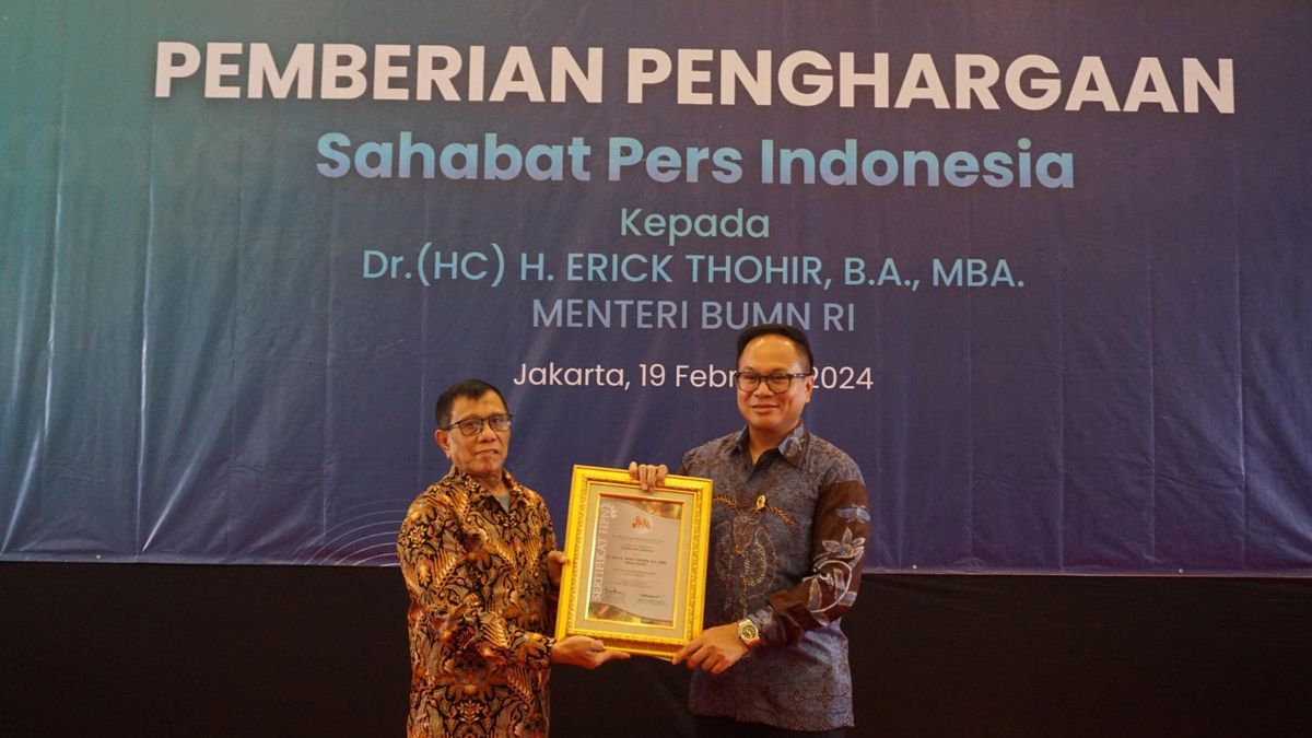 Menteri BUMN Erick Thohir Terima Penghargaan Pin Emas dari PWI Pusat