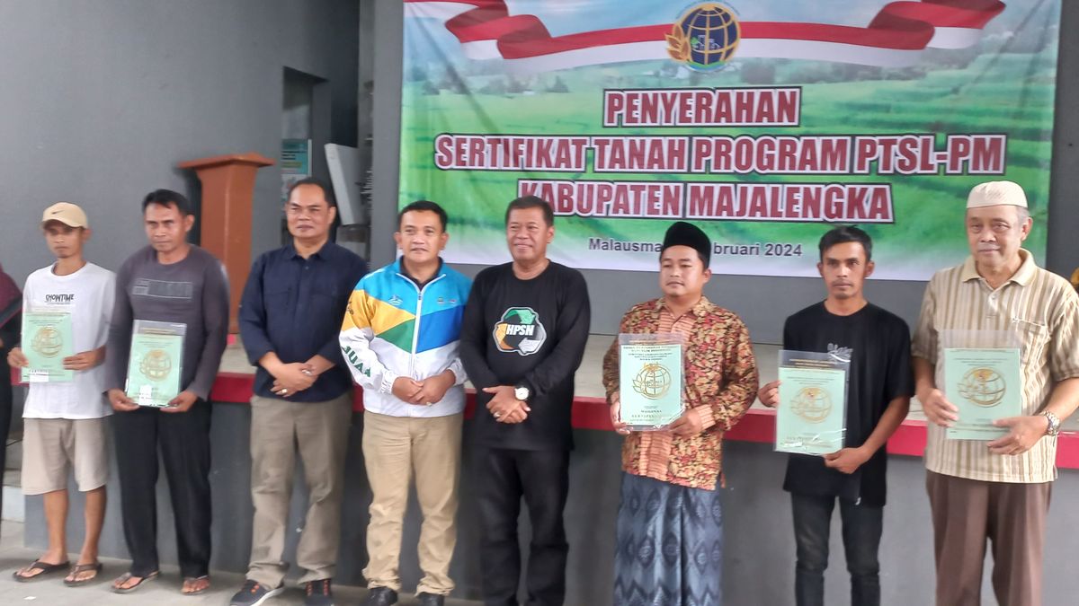 Pj Bupati Majalengka Masrahkeun Sertifikat Tanah Program PTSL Keur 2. ...