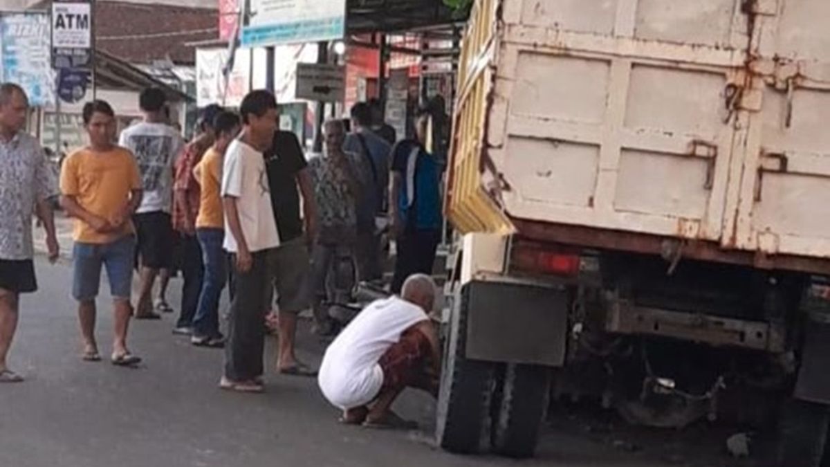 Tabrakan Mobil Truk Dan Sepeda Motor Di Perempatan Ciwangkal Cigugur ...