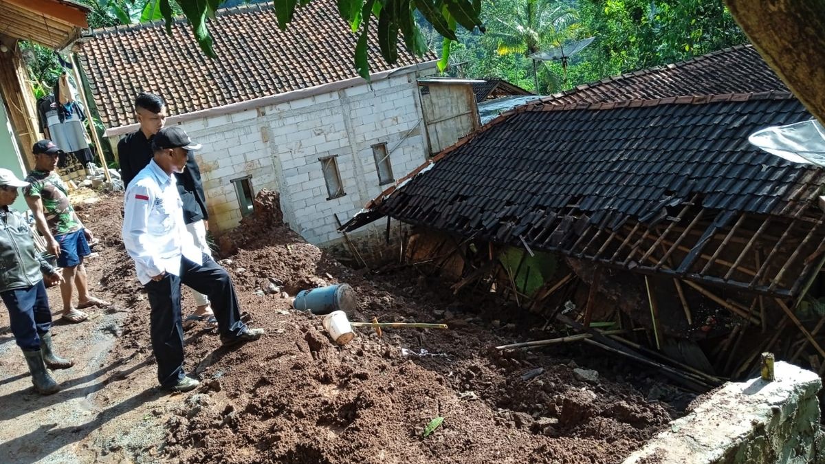 Longsor Di Limbangan Satu Rumah Rusak Tertimpa Kabar Garut