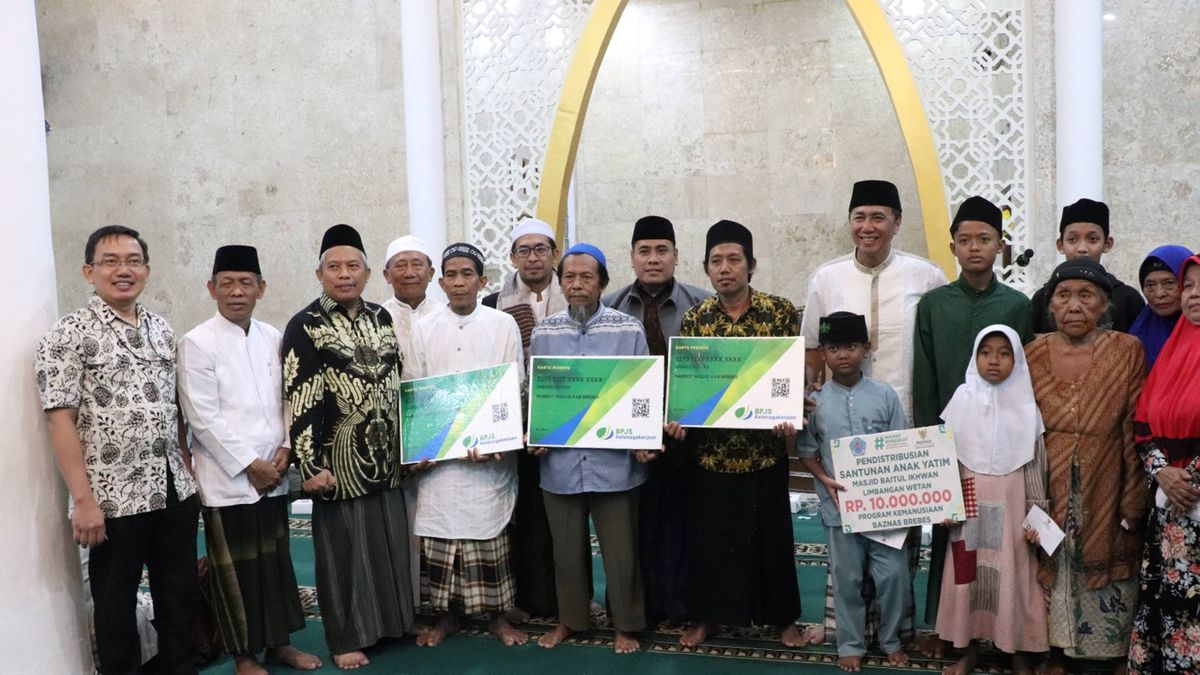 Pj Bupati Brebes Serahkan Secara Simbolis Kartu Kepesertaan Bpjs