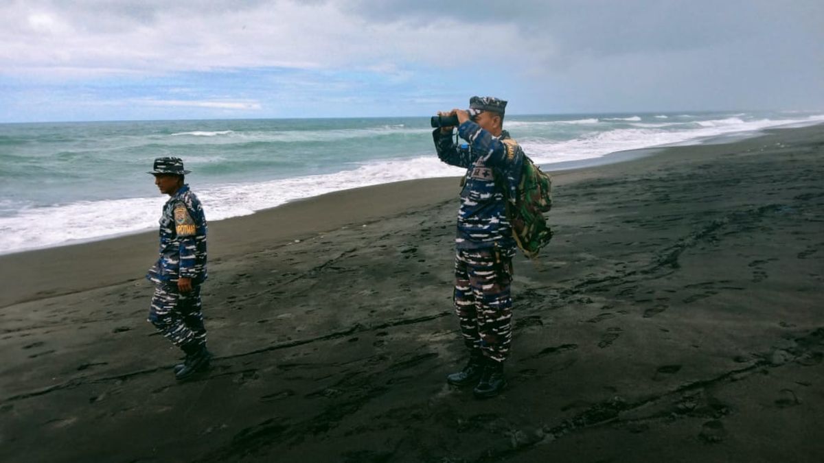 Lanal Cilacap Bersama Basarnas Sisir Perairan Dan Pantai Cari Kapal