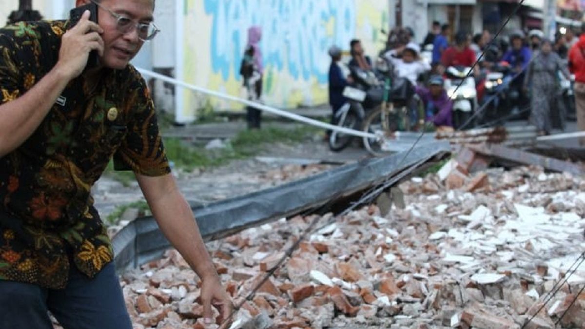 Guncangan Gempa Susulan Di Tuban Mengakibatkan Infrastruktur Dan Rumah ...