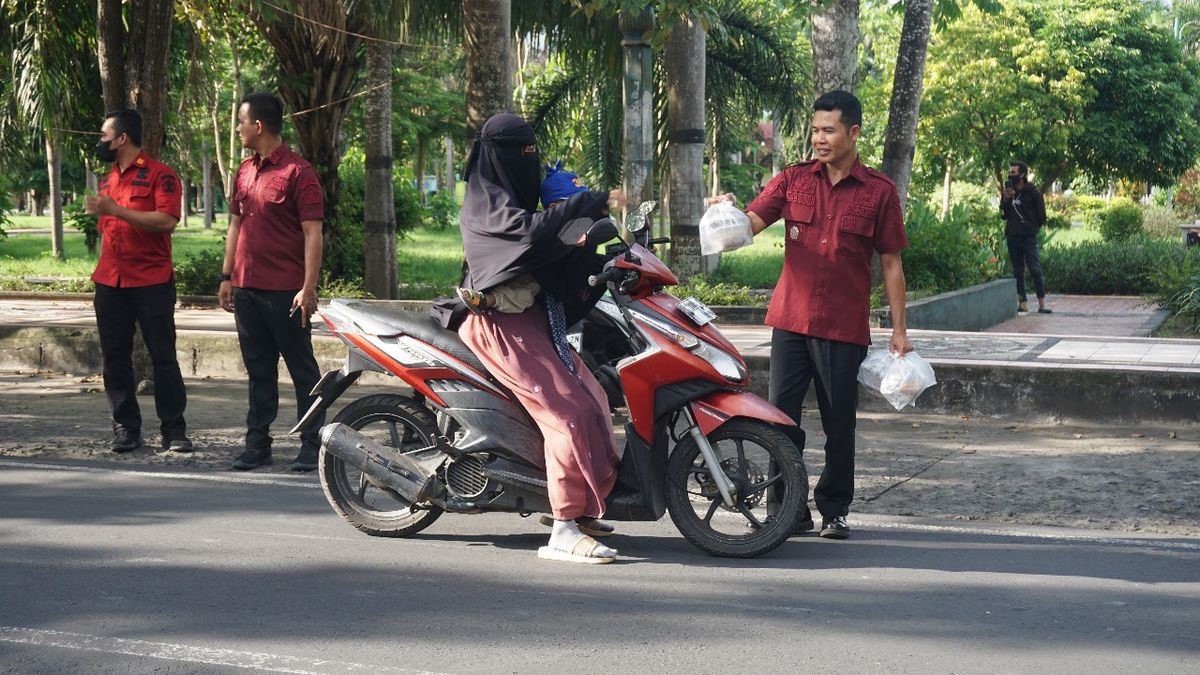 Lapas Selong Berbagi Takjil Kepada Masyarakat Pengguna Jalan Warta Lombok