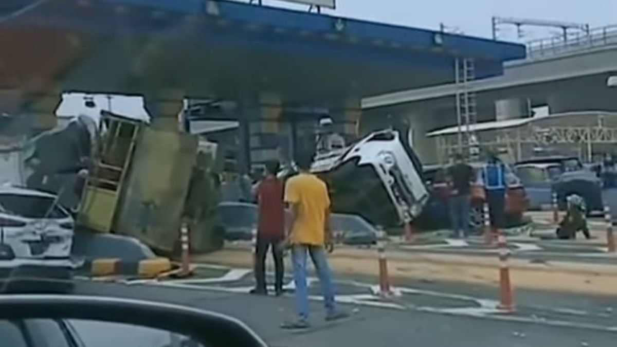 Kecelakaan Beruntun Di Gerbang Tol Halim Utama Cawang Jakarta Timur ...