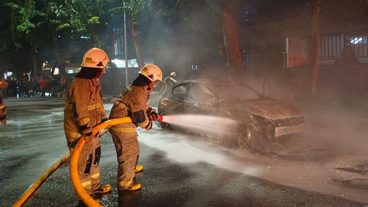 Mobil di Kembangan Jakarta Barat Terbakar Diduga Akibat Petasan, Polisi Lakukan Penyelidikan