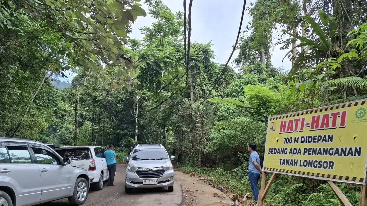 Longsor Terjang Lampung Barat, Jalur Liwa Menuju Krui Macet 2 Km saat Arus Balik Lebaran 2024