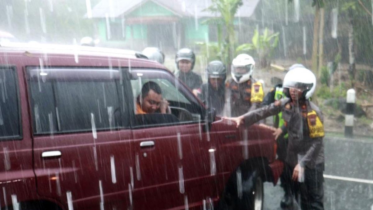 Saat Kapolres Purbalingga Bantu Dorong Mobil Mogok Di Tengah Hujan Deras Pada Puncak Arus Balik 7401