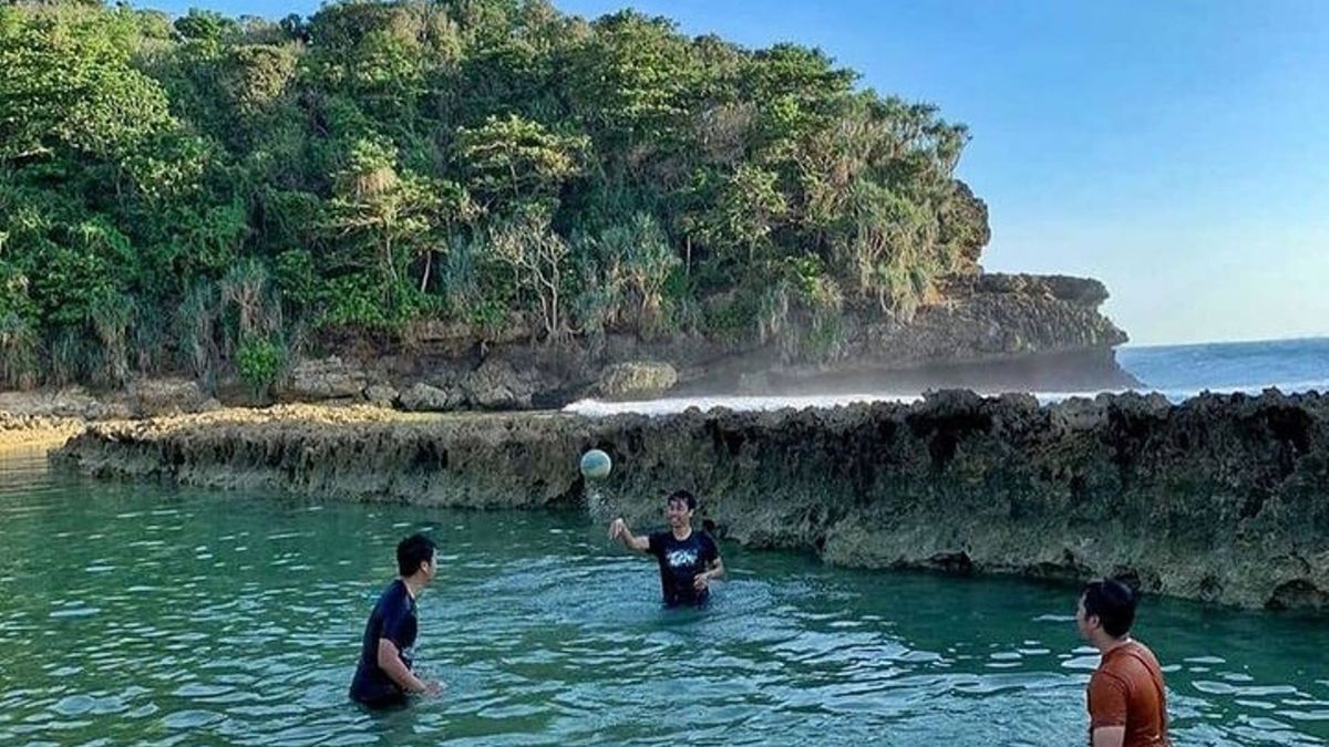 Pantai Batu Bengkung di Malang: Berenang di Kolam Alami, Sambil ...