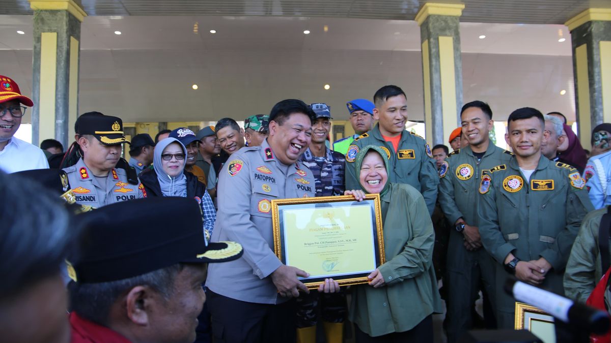 Mensos Risma Beri Penghargaan ke 33 Orang yang Bantu Korban Bencana di Luwu Sulawesi Selatan