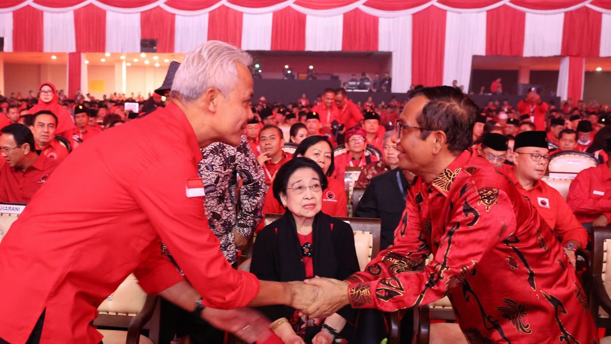 Momen Megawati Duduk Diapit Ganjar-Mahfud di Pembukaan Rakernas V PDIP