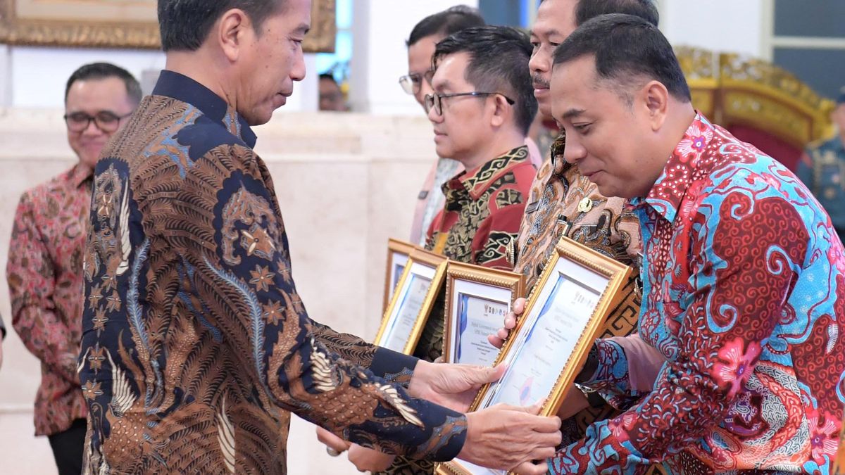 Presiden Jokowi Serahkan Penghargaan Sistem Pemerintahan Berbasis Elektronik Terbaik ke Pemkot Surabaya