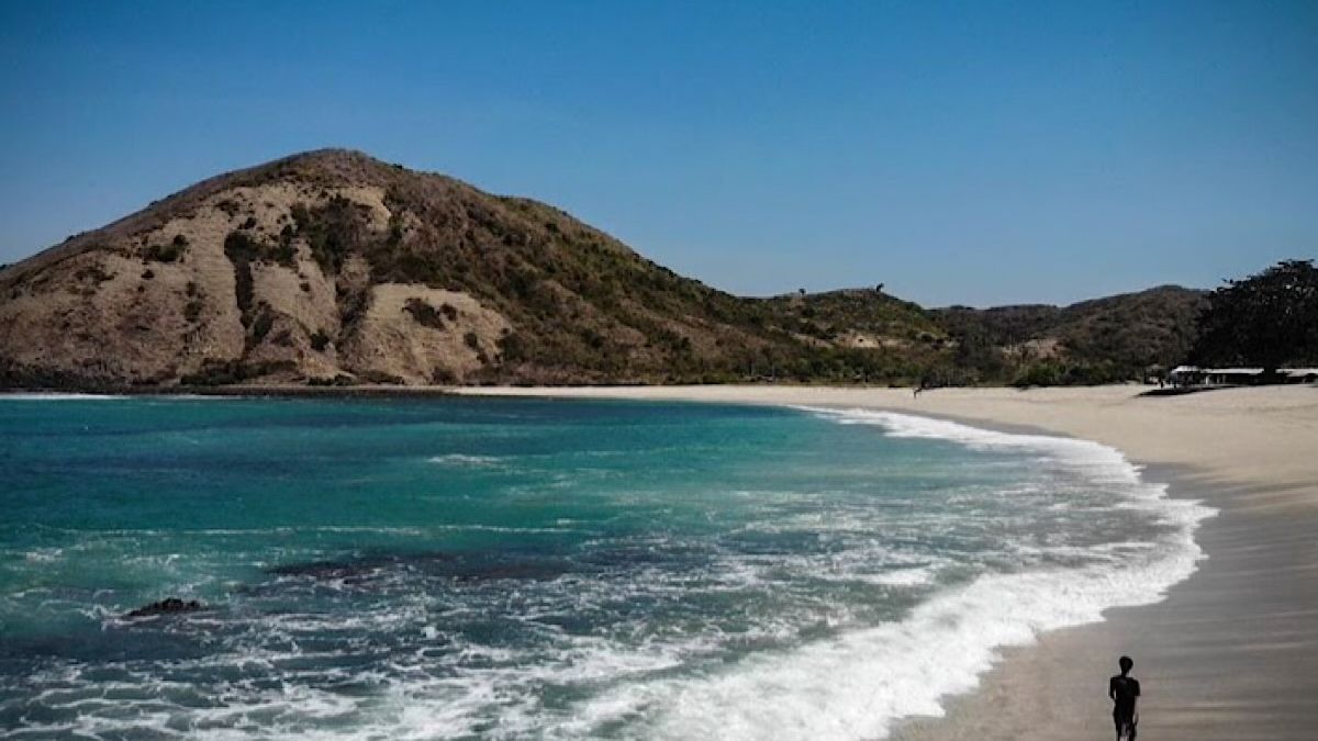 Keindahan Bukit Mawun Bertingkat Lombok Tengah yang Spektakuler ...