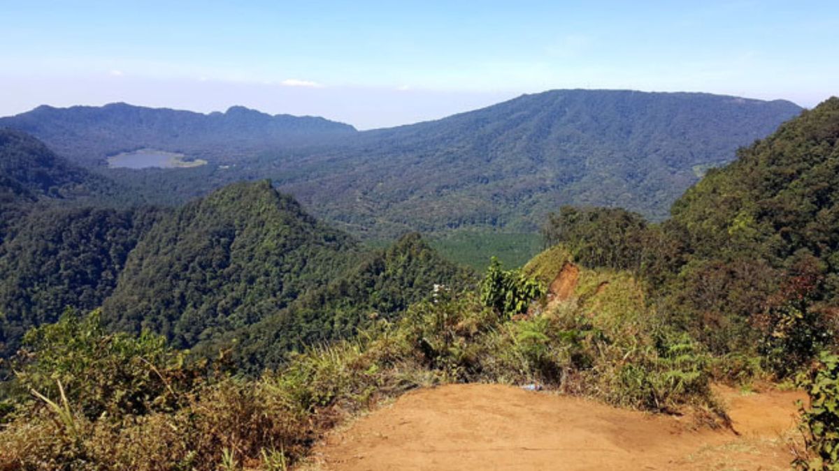 Petualangan di Gunung Burangrang: Mendaki Puncak, Menelusuri Legenda ...