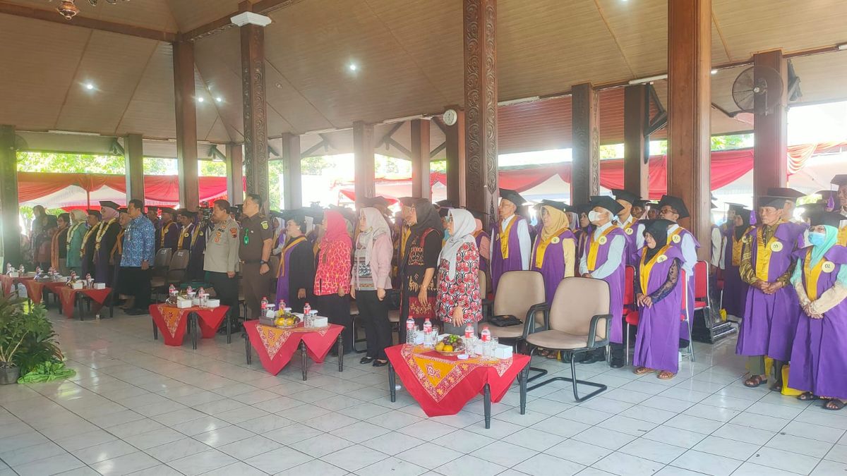 Harganas 2024: Sekolah Lansia Semarang Cetak 130 Wisudawan, Semangat Belajar hingga Tua