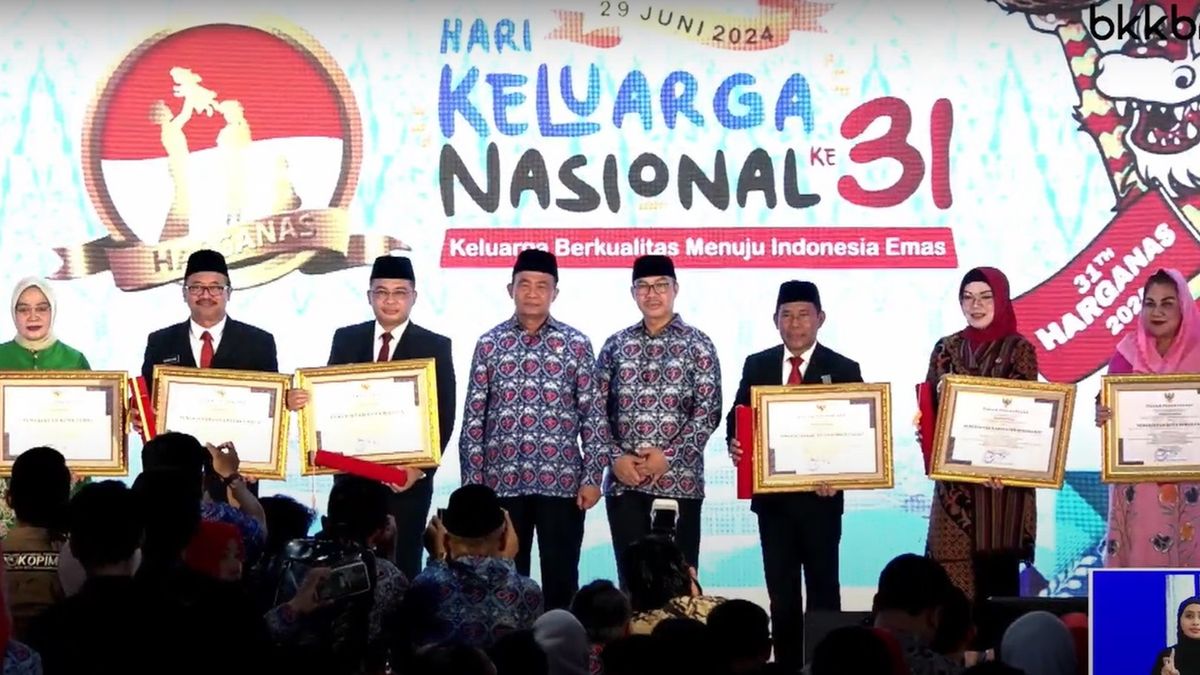 Harganas 2024: Jokowi Beri Anugerah 5 Satyalencana Wira Karya