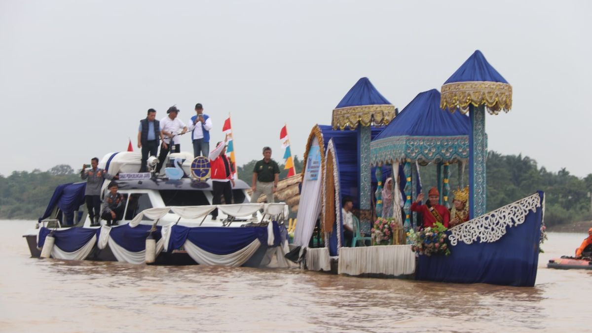 Lestarikan Tradisi Nenek Moyang Melalui Parade Perahu Hias Dalam