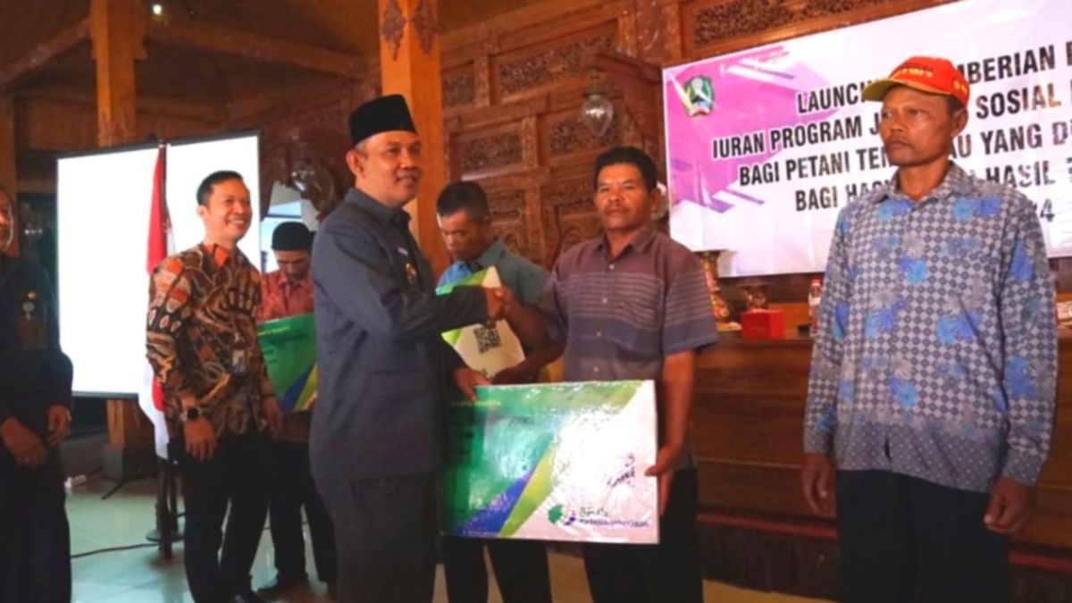 Petani Tembakau Magetan Sumringah, Terima Kartu BPJS Ketenagakerjaan ...