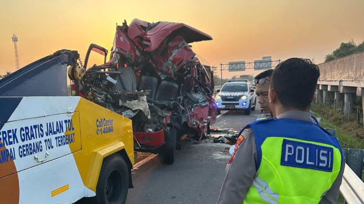 Roundup: Kecelakaan Elf vs Truk di Tol Solo-Ngawi Tewaskan 6 Orang, 2 di Antaranya Balita