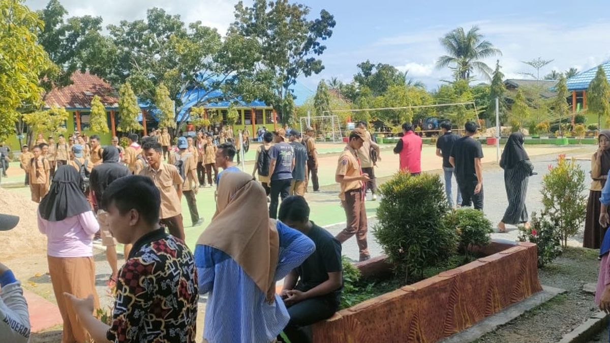 Ratusan Orang Tua Siswa Tuntut Kepsek SMAN 1 Lasolo Mengundurkan Diri