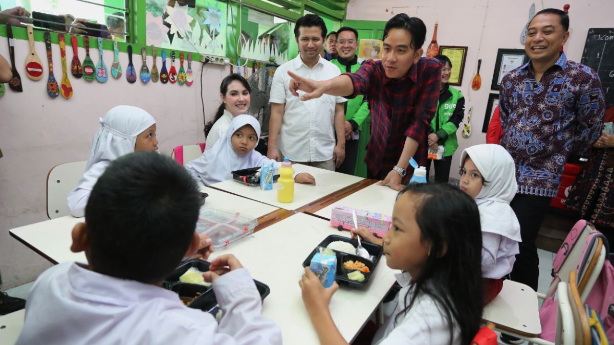 Gibran Uji Coba Makan Siang Gratis Seharga Rp15.000 di Surabaya, Ini Menunya