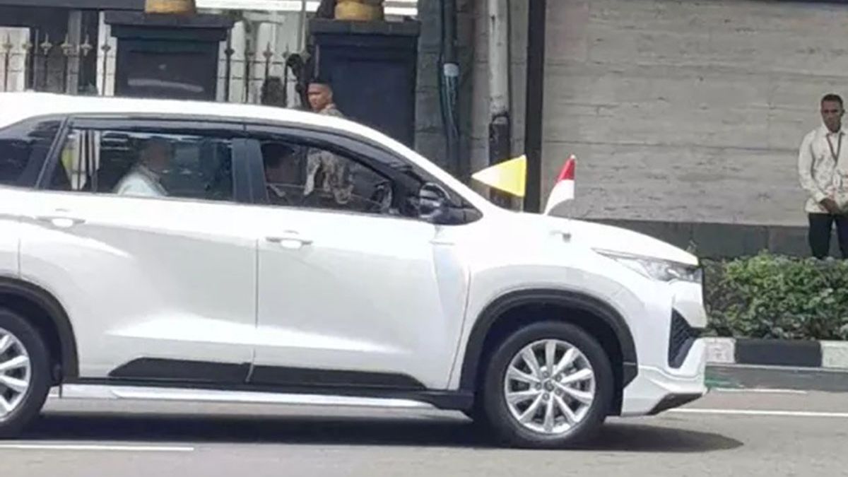 Paus Fransiskus Tiba di Indonesia, Naik Toyota Innova Zenix ke Kedubes