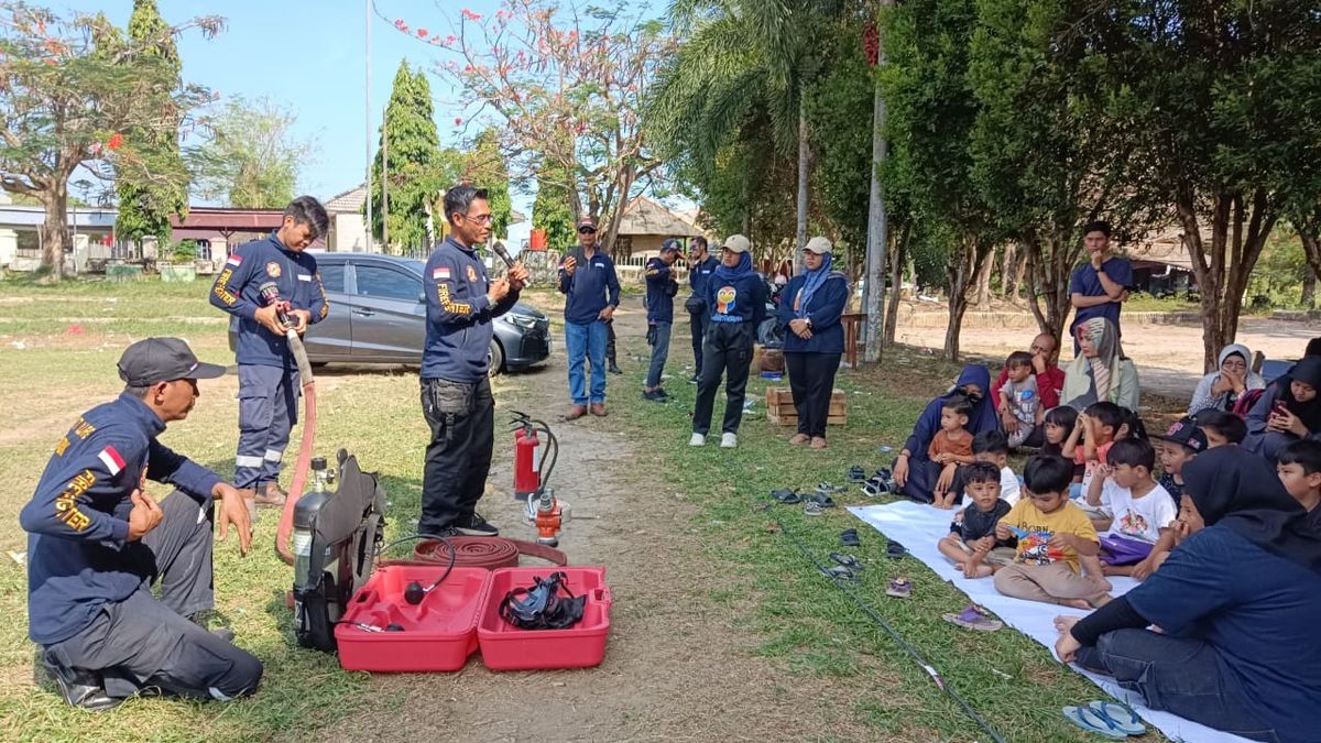 Edukasi Tentang Bahaya Api Ke Anak-anak, Tim Damkar PT Timah Bersama ...