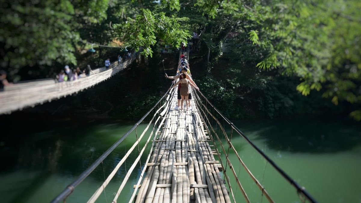 Di Medan, Jembatan Taman Cadika Ambruk, Puluhan Pengunjung Kecemplung ...