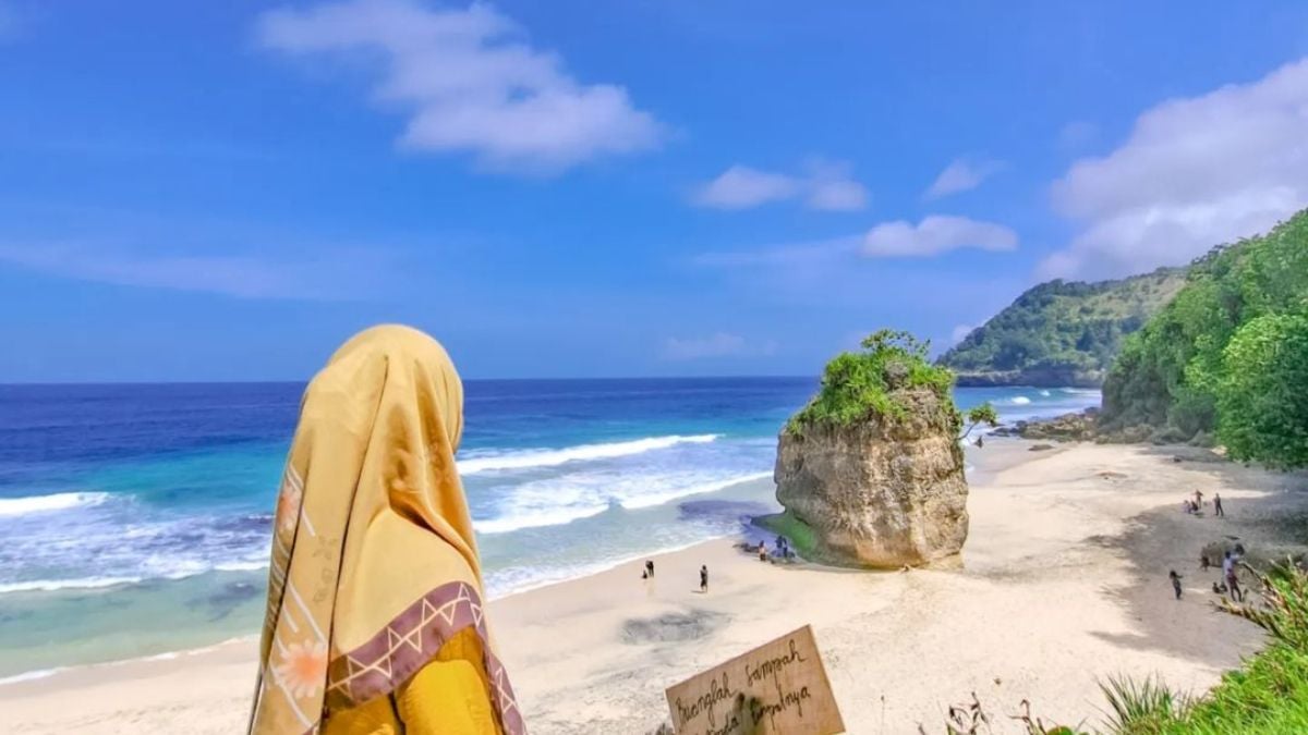 Terpesona Pantai Lumbung Tulungagung Pasir Putih Dan Batu Karang Unik