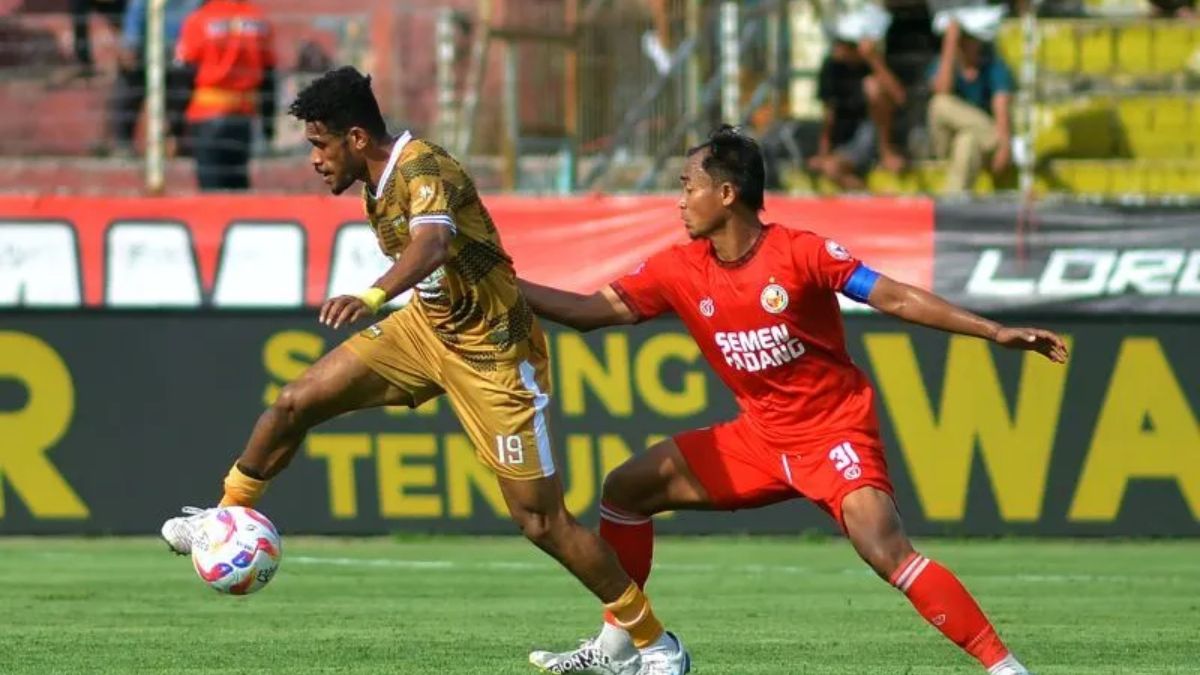 Gol Penalti Eber Bessa Bawa Persita Unggul Tipis 1-0 Atas PSM Makassar di Babak Pertama yang Sengit