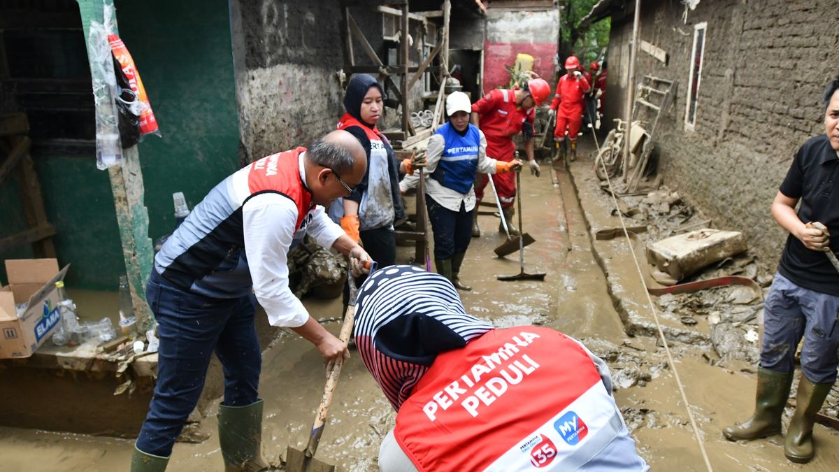 Turun Langsung, Relawan Pertamina Bantu Pembersihan dan Cek Kesehatan