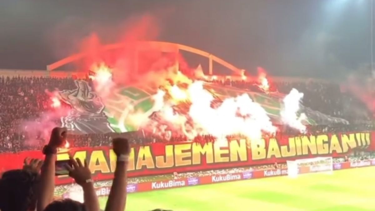 Suporter PSS Sleman Nyalakan Flare dan Protes Manajemen, Laga Lawan ...