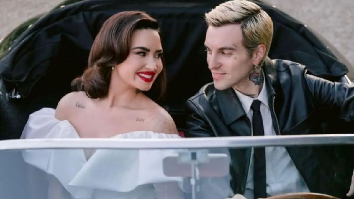 Demi Lovato Resmi Menikah dengan Jordan Lutes dalam Gaun Vivienne Westwood yang Memukau!