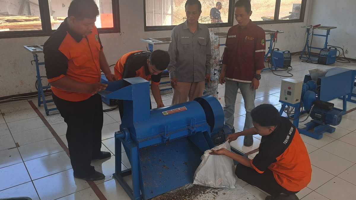 Inovasi Siswa SMK: Mesin Pengolah Sampah Jadi Paving Block, Solusi Kreatif untuk Purwakarta!