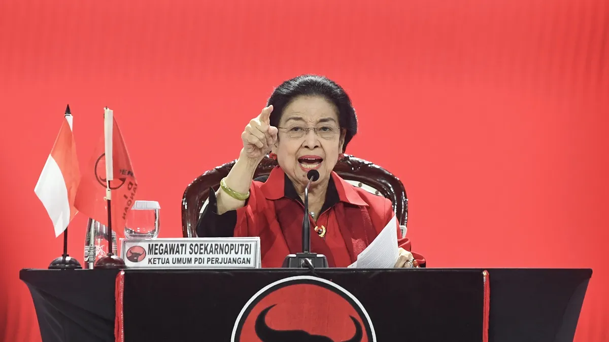 Ketua Umum PDI Perjuangan Megawati Soekarnoputri menyampaikan pidato politiknya saat penutupan Rapat Kerja Nasional (Rakernas) V PDI Perjuangan di Beach City International Stadium, Ancol, Jakarta, Minggu (26/5/2024). Rakernas PDI Perjuangan mengeluarkan 17 rekomendasi eksternal diantaranya menyoroti sistem Pemilu 2024.