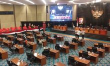Ketua Fraksi PSI Anggara Wicitra 'Ngemong' Anak Saat Rapat Paripurna DPRD DKI Jakarta