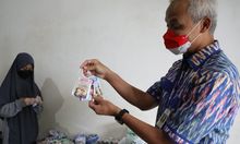 Ganjar Pranowo Kenalkan Pensil dan Boneka Made In Salatiga yang Bisa Dimakan
