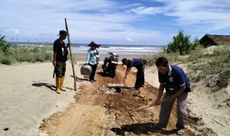 Jelang Libur Lebaran, Jalan Menuju Wisata Pantai Talanca Kabupaten Lebak Diperbaiki