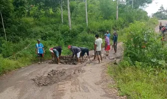 Salut! Kepala Desa dan Masyarakat di Manggarai Timur Gotong Royong Perbaiki Jalan Provinsi yang Rusak
