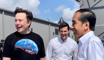 Elon Musk bertemu dengan Presiden Jokowi menggunakan kaus oblong. 