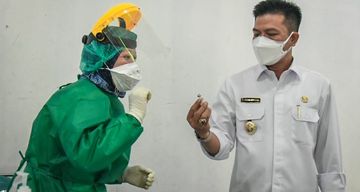 Bupati Bandung Optimis 80 Persen Penduduk Akan Tervaksin Kang Ds Semoga Vaksinasi Bisa Running Setiap Hari Pikiran Rakyat Com<script async src=