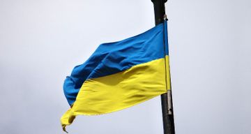 lustrasi bendera Ukraina. Menteri Luar Negeri Rusia Sergey Lavrov menyebut NATO berencana menyeret Ukraina ke dalam aliansinya.