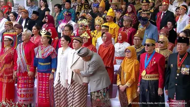 Menteri Basuki Hadimuljono tertangkap kamera menjahili Menteri BUMN Erick Thohir saat upacara di Istana Merdeka, Jakarta.