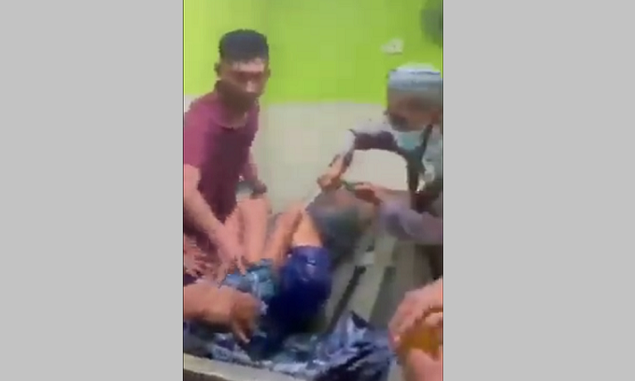 Seorang Pemuda di Malaysia Dihukum 'Dimandikan Bak Mayat' Usai Diduga Mencuri Kotak Amal Masjid 