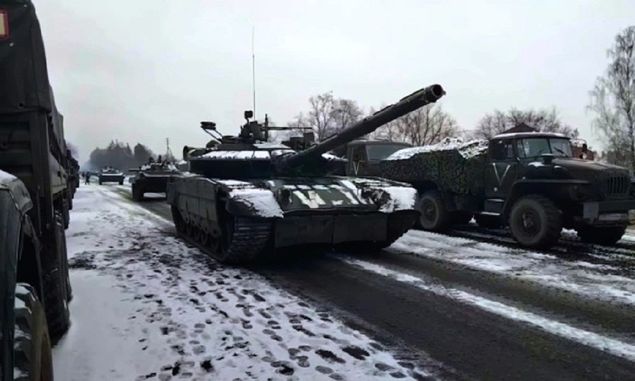 Pasukan Rusia Terancam Mati Beku di Tank Mereka yang Konvoinya Terhenti Terjebak di Lumpur Bersalju 